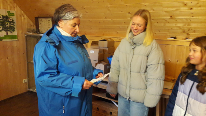 Vorstandsvorsitzende Denise Weigelt nimmt die Spende in der NABU Naturschutzstation Herrenhaide entgegen. – Foto: Heike Zimmermann