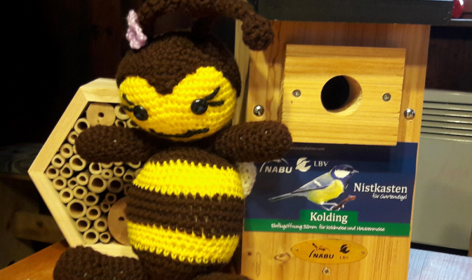 Die gestrickte Biene der Schülerinnen und die kleinen Aufmerksamkeiten für die Schule. – Foto: Heike Zimmermann