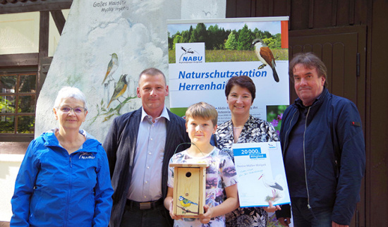 Der NABU Sachsen feiert 20.000 Mitglieder – und der NABU Burgstädt feiert mit: Christel Römer, André Müller, Leonhard Müller, Denise Müller-Weigelt und Bernd Heinitz (v. l. n. r.) bei der Übergabe von Urkunde und selbstgebautem Vogelhaus. Foto: Ina Ebert